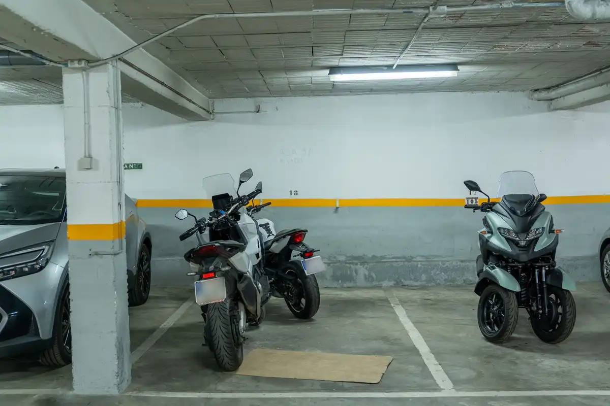 Parking of Ground floor for sale in Benalmádena  with Terrace and Community pool