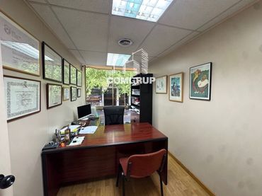 Office space with lift for sale in Casanova