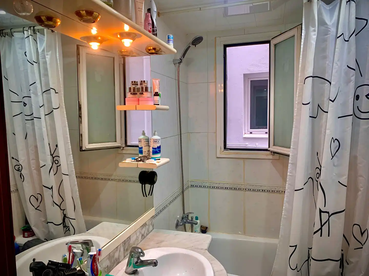 Badezimmer von Wohnung zum Verkauf in Barcelona mit Klimaanlage, Heizung und Parkett