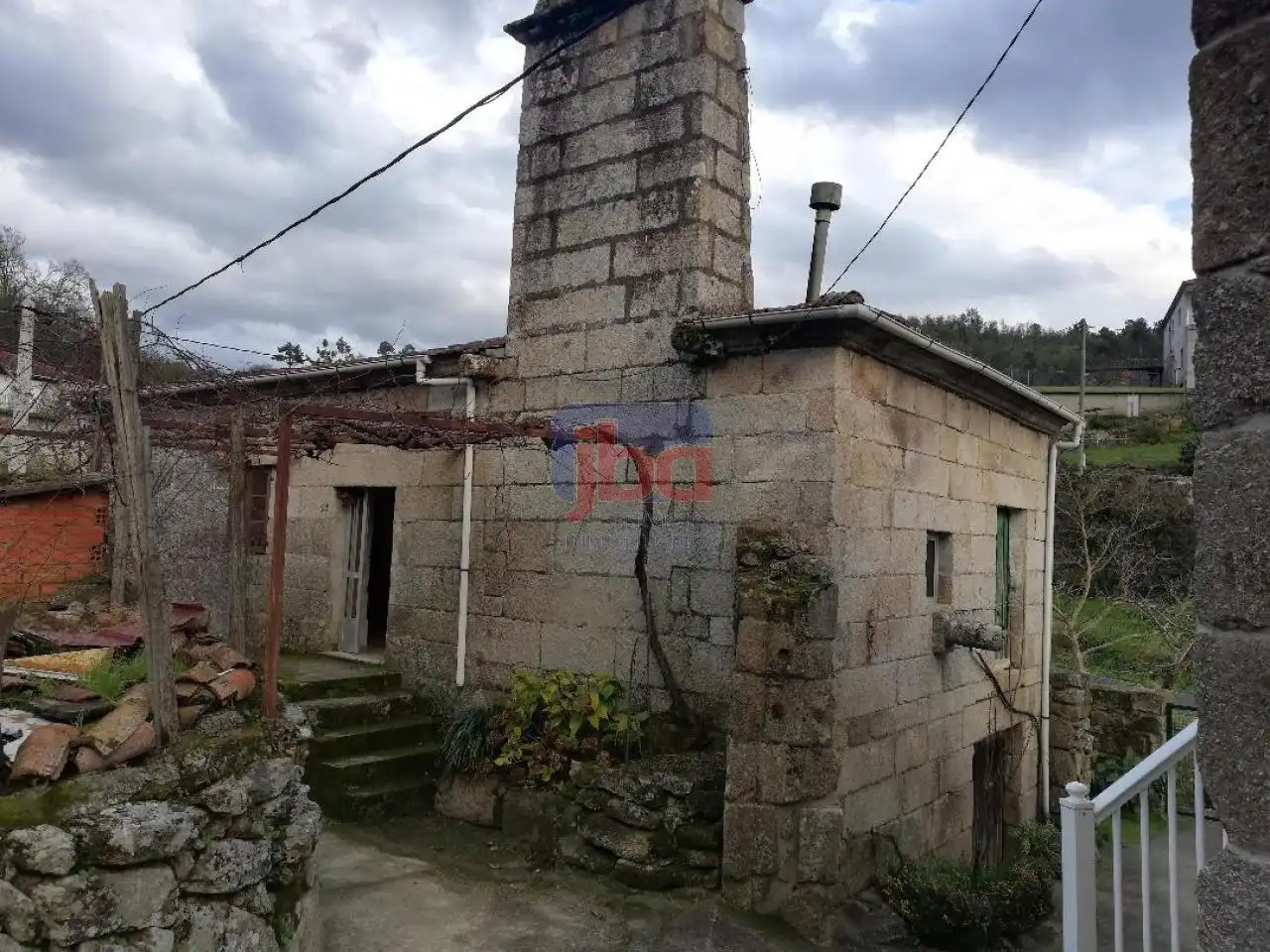 Casa rústica amb jardí en venda a Cenlle
