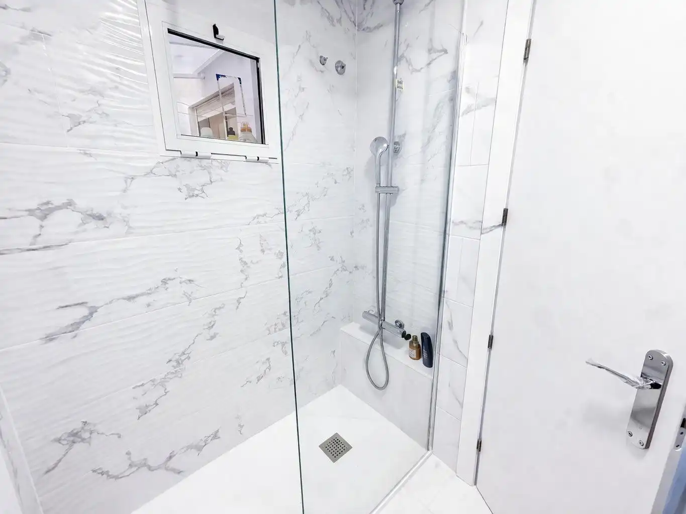 Badezimmer von Erdgeschoss zum Verkauf in Torrevieja mit Klimaanlage, Terrasse und Schwimmbad