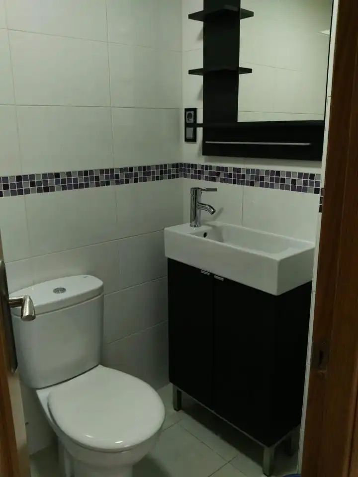 Bany de Pis en venda en León Capital  amb Calefacció, Parquet i Traster