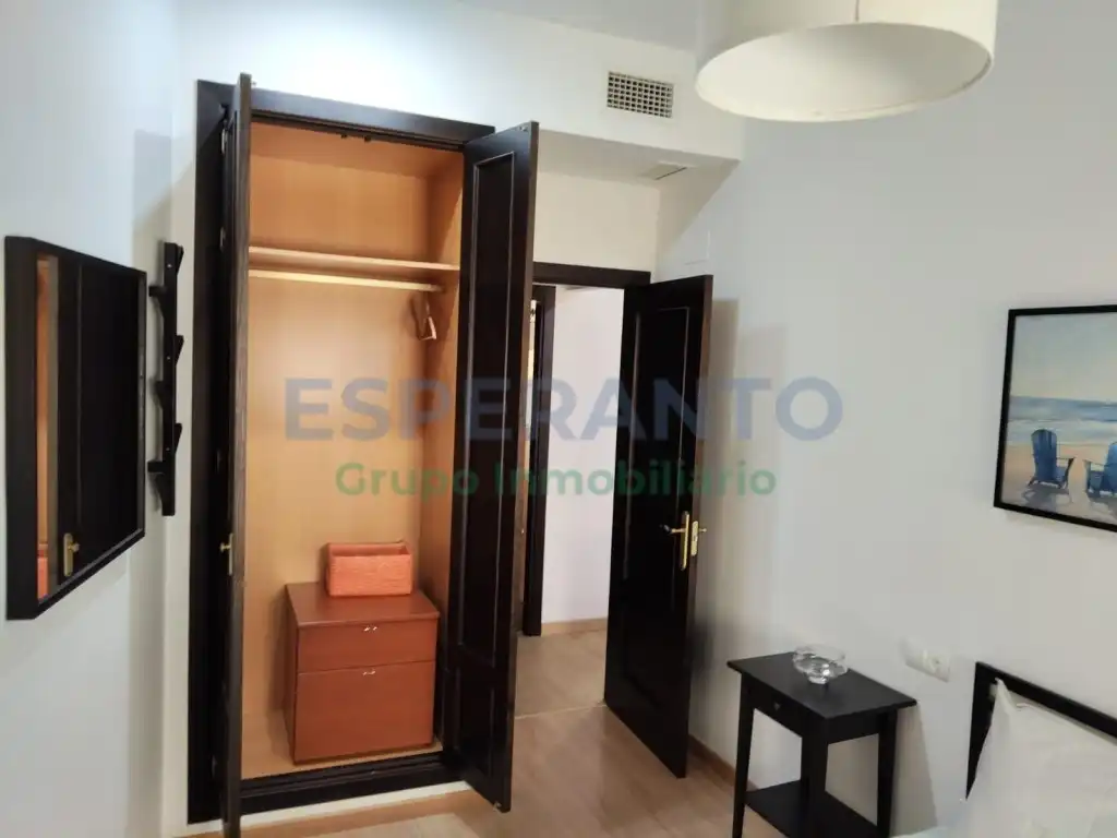 Dormitori de Apartament de lloguer en Málaga amb Aire condicionat, TV i Internet