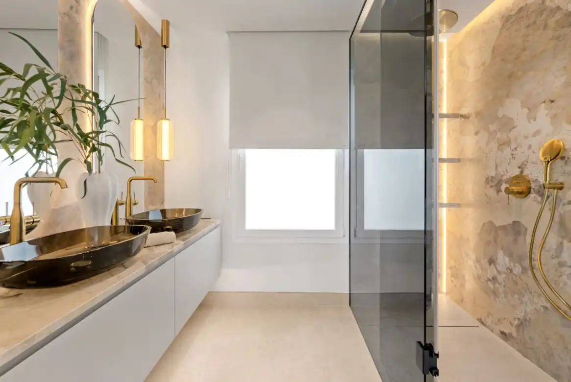 Badezimmer von Erdgeschoss zum Verkauf in Estepona mit Klimaanlage, Heizung und Parkett