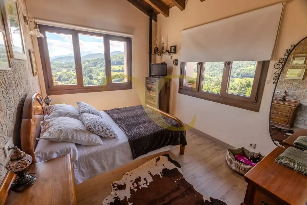 Dormitori de Casa o xalet en venda en Cangas de Onís amb Calefacció, Jardí privat i Terrassa
