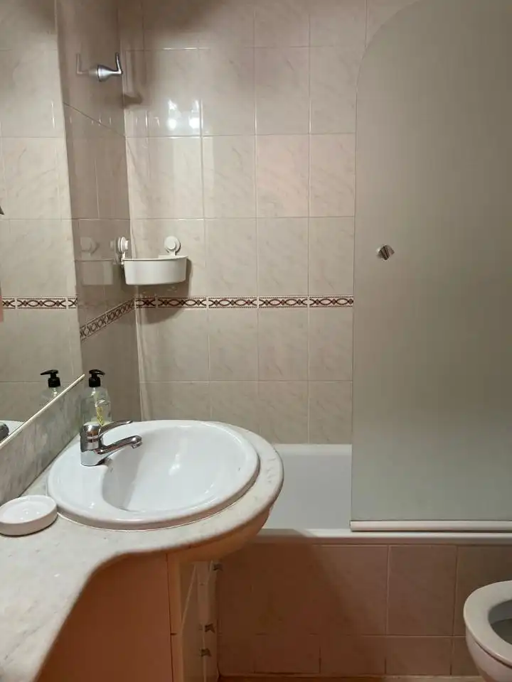Bathroom of Flat for rent in Madrid  with Air Conditioner, Heating and Parquet flooring