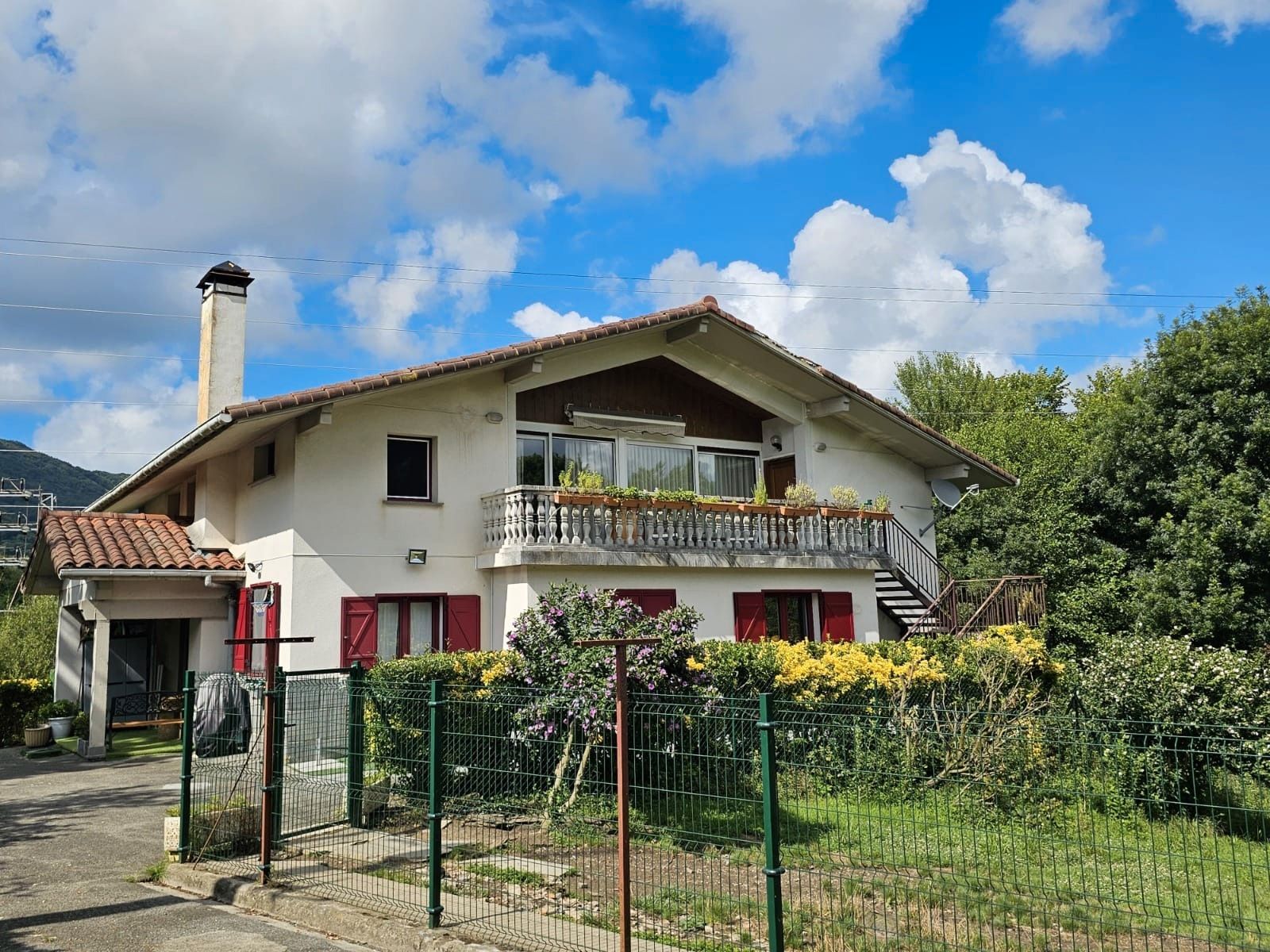 Vista exterior de Casa o xalet en venda en Irun  amb Calefacció, Terrassa i Traster