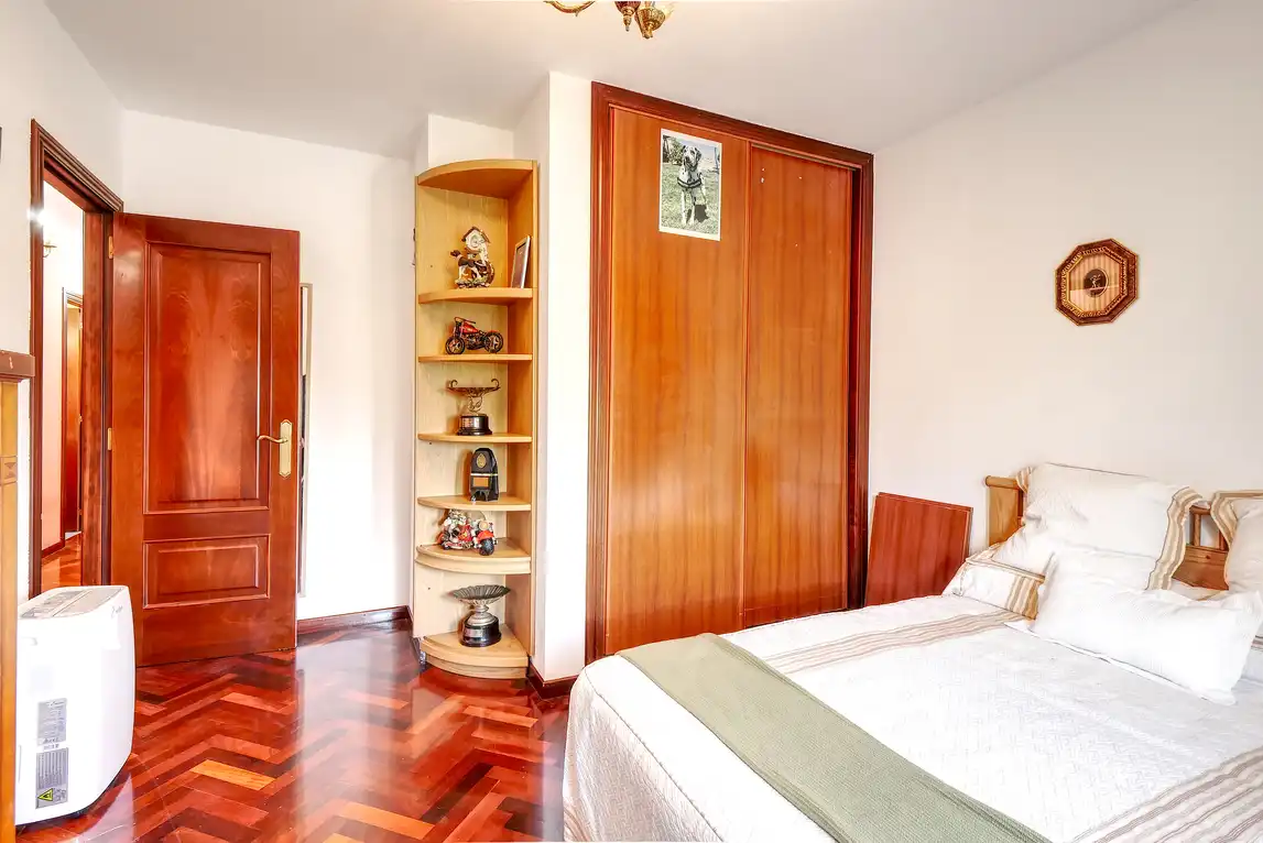 Habitación de Casa adosada en venta en A Coruña Capital  con Calefacción, Jardín privado y Parquet