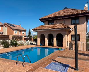 Piscina de Casa o xalet en venda en Arroyomolinos (Madrid) amb Calefacció, Jardí privat i Parquet