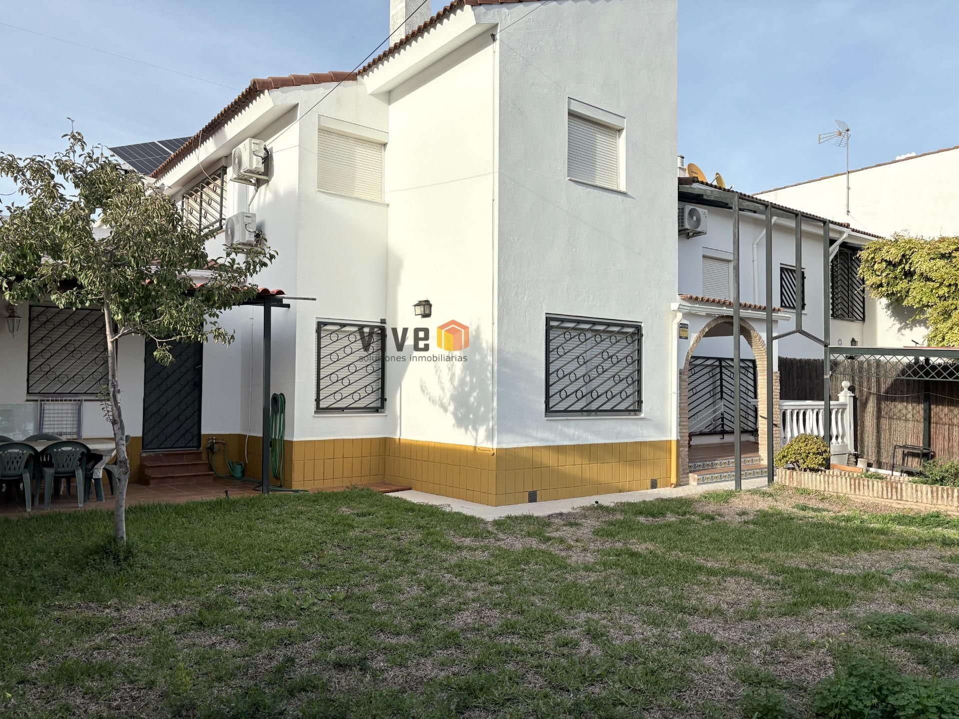 Vista exterior de Casa adosada en venda en Mairena del Aljarafe amb Aire condicionat, Jardí privat i Terrassa