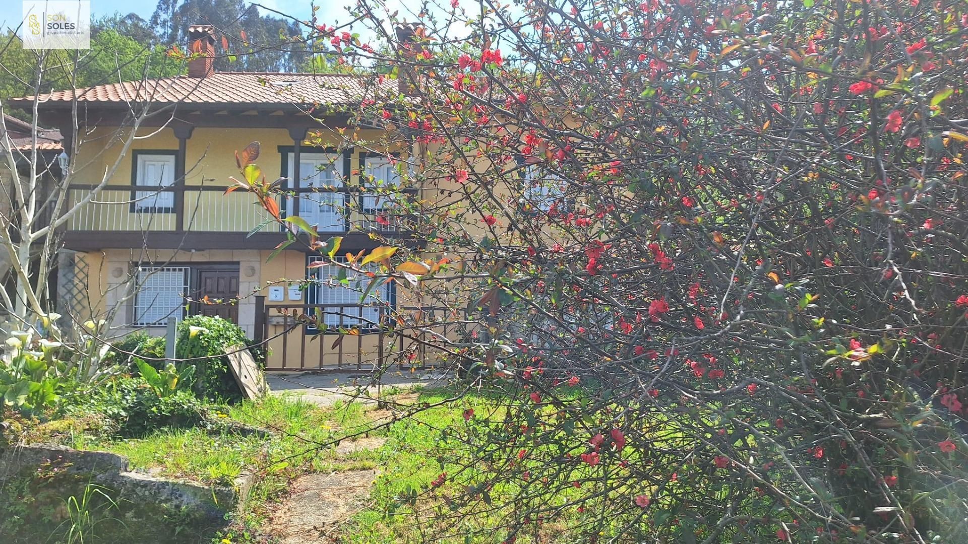 Vista exterior de Casa o xalet en venda en Penagos amb Calefacció, Jardí privat i Balcó
