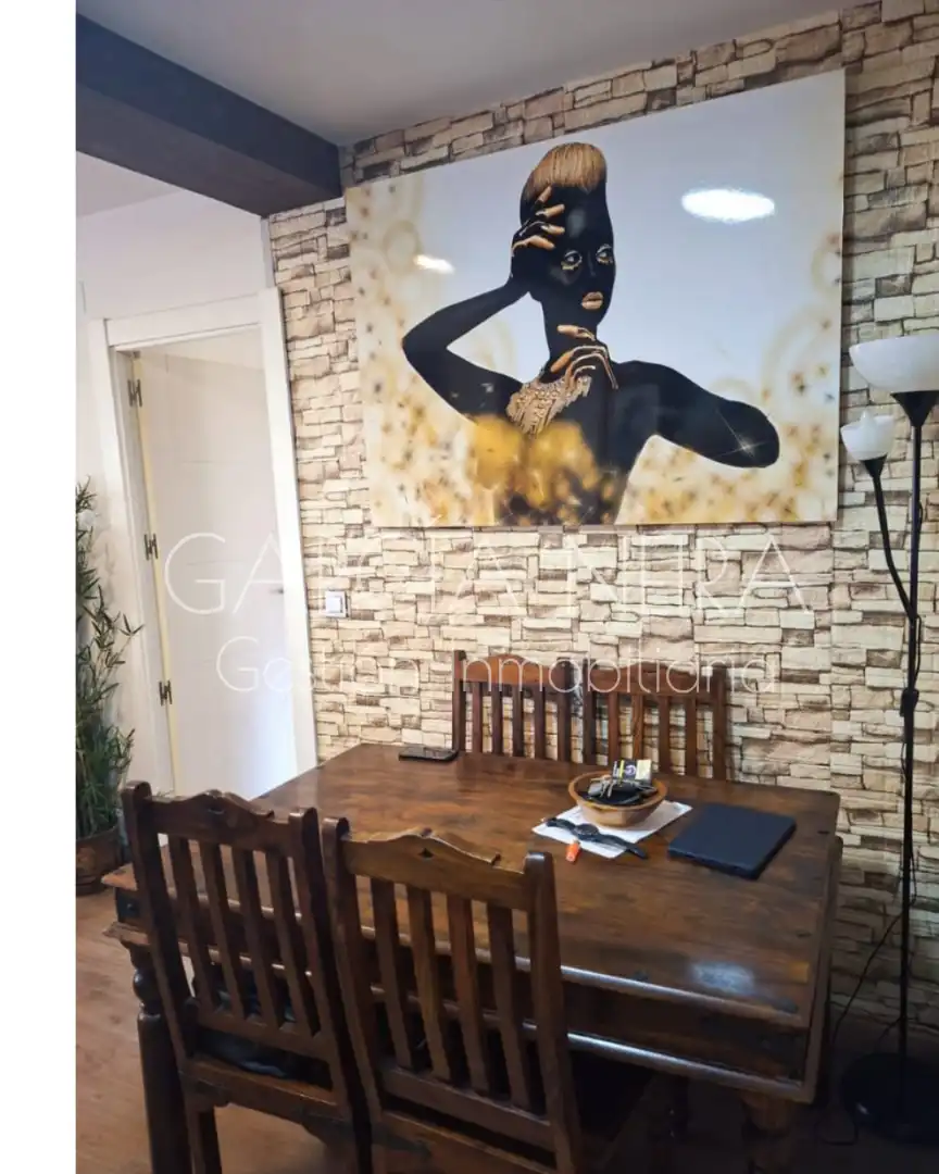Menjador de Pis en venda en Oviedo  amb Calefacció, Parquet i Moblat