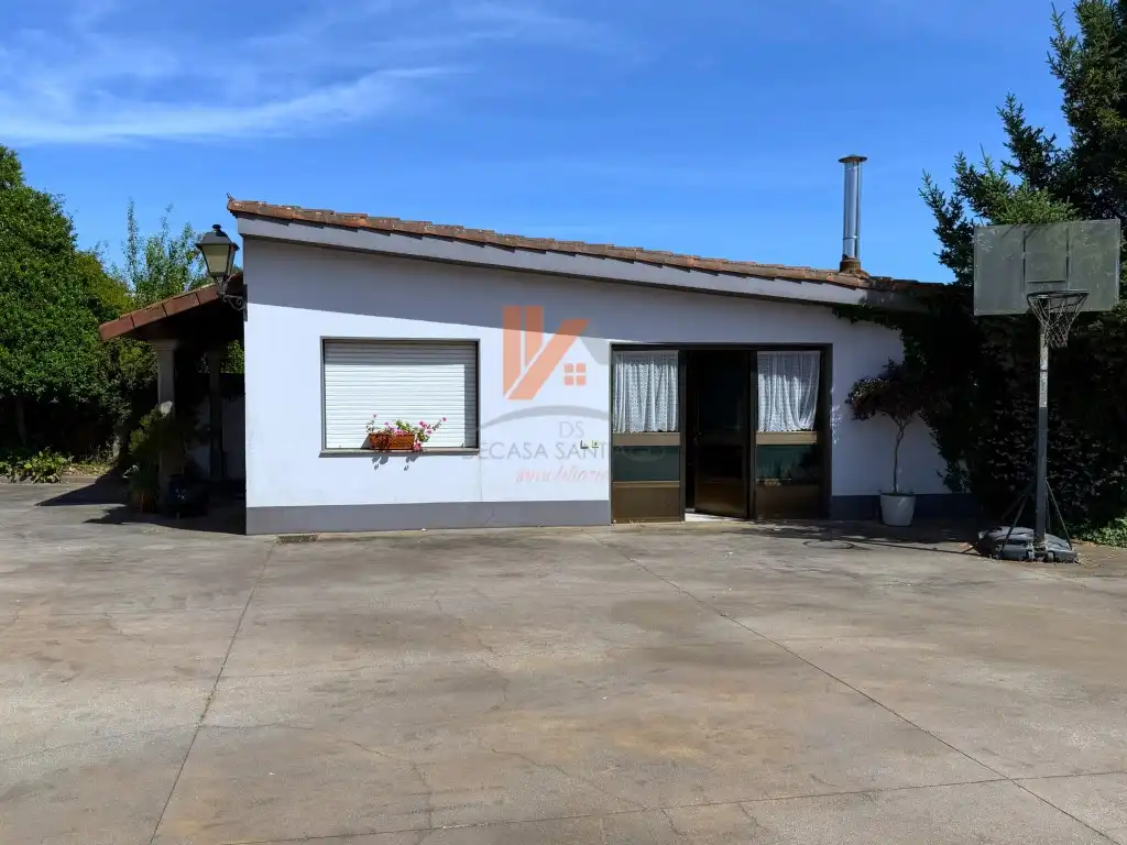 Vista exterior de Casa o xalet en venda en Santiago de Compostela  amb Jardí privat i Terrassa