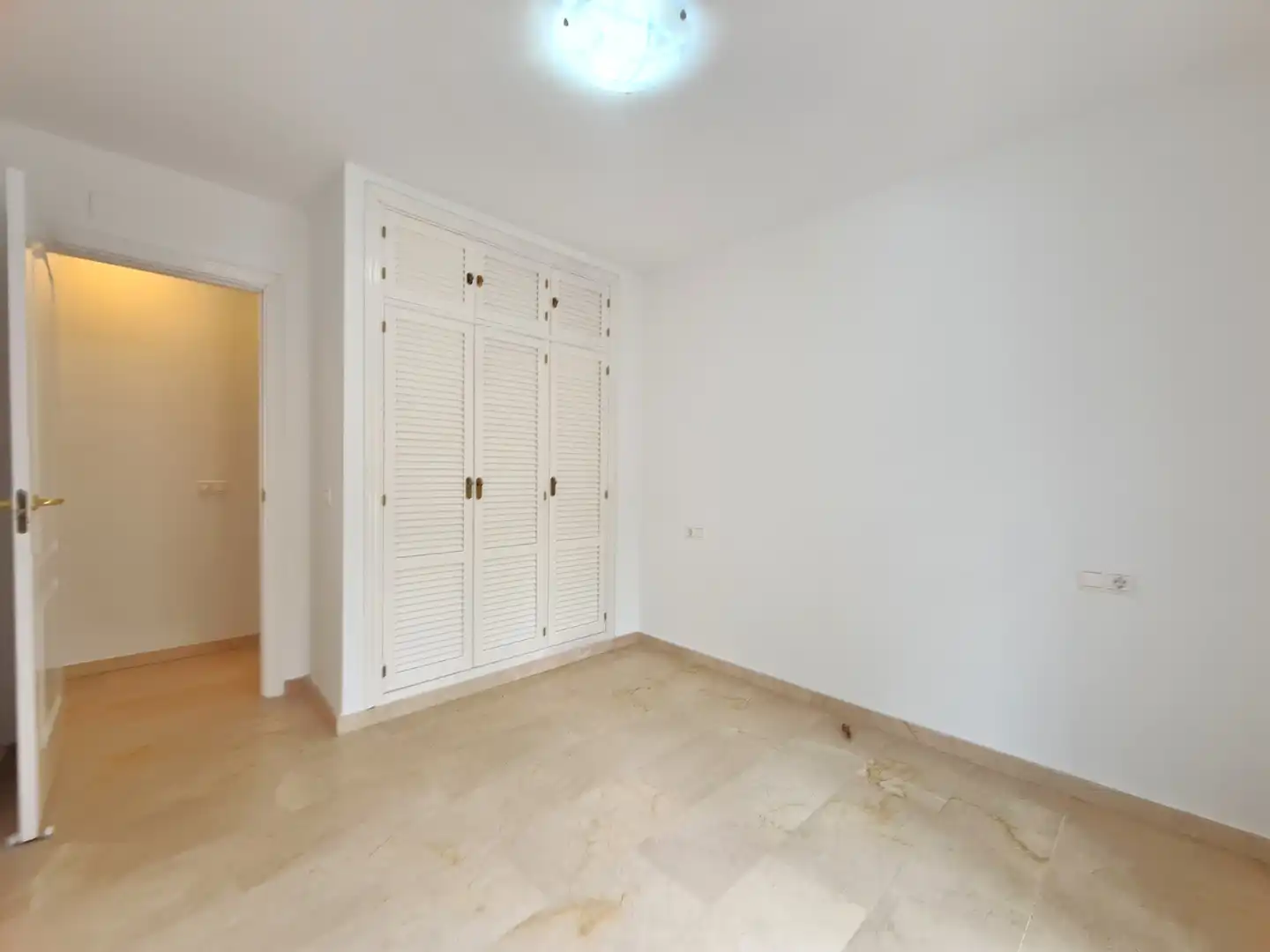 Habitación de Casa adosada en venta en Manilva con Terraza, Jacuzzi y Internet