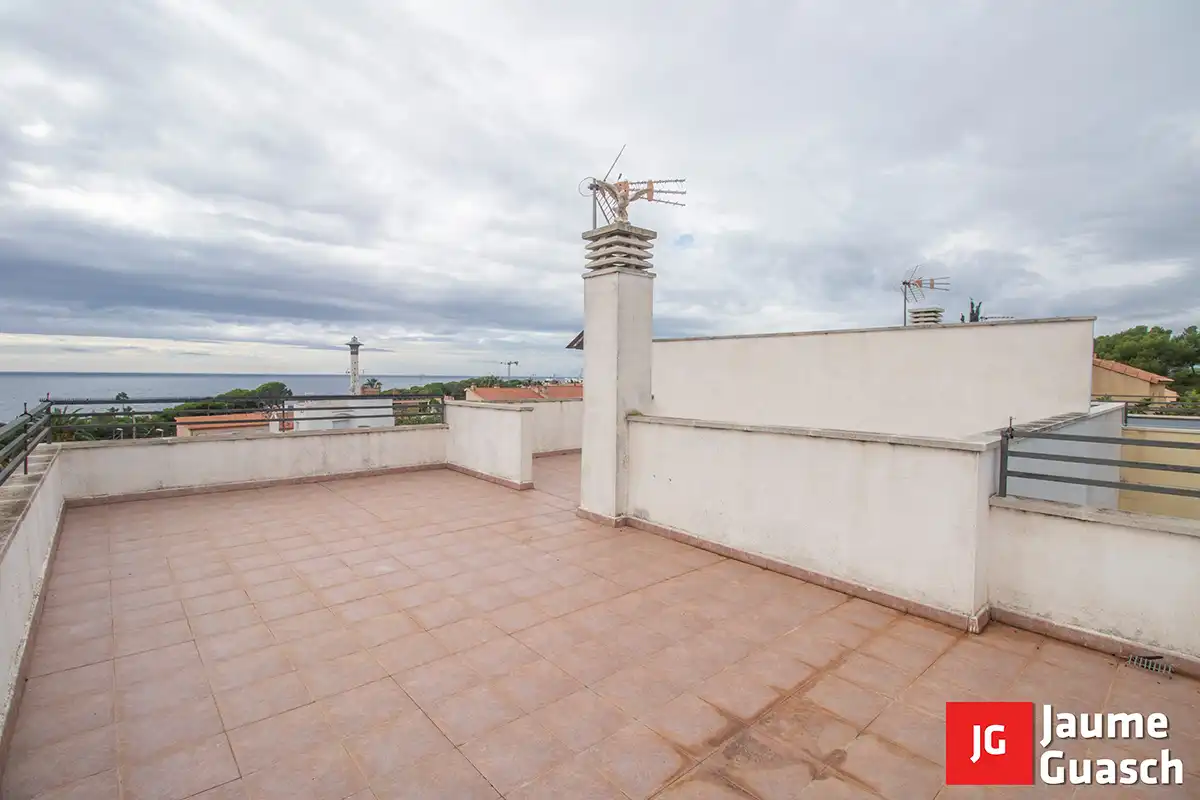 Terrasse von Einfamilien-Reihenhaus zum Verkauf in Torredembarra mit Klimaanlage, Heizung und Privatgarten