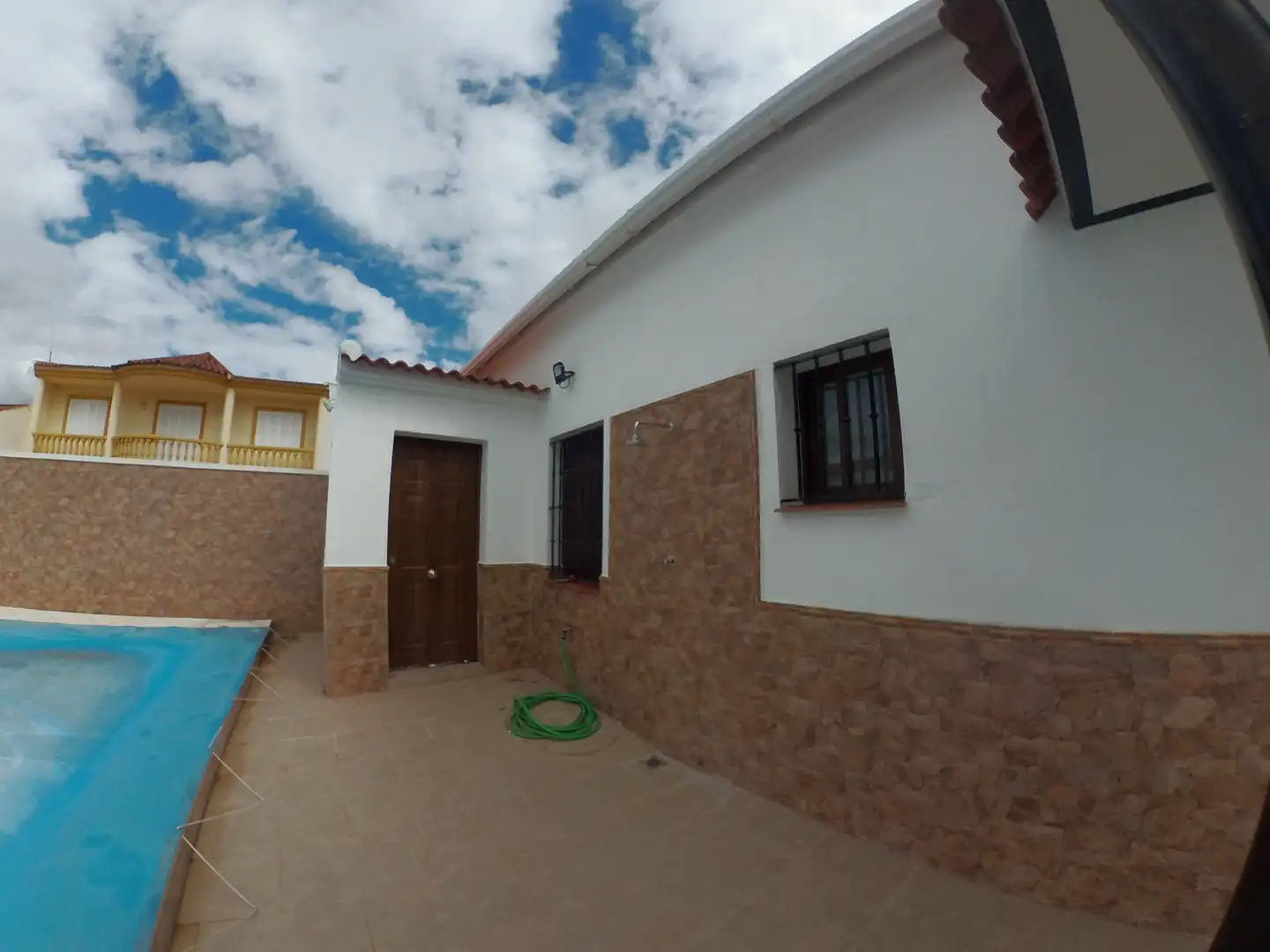 Vista exterior de Casa o xalet en venda en Almadén de la Plata amb Aire condicionat, Calefacció i Jardí privat