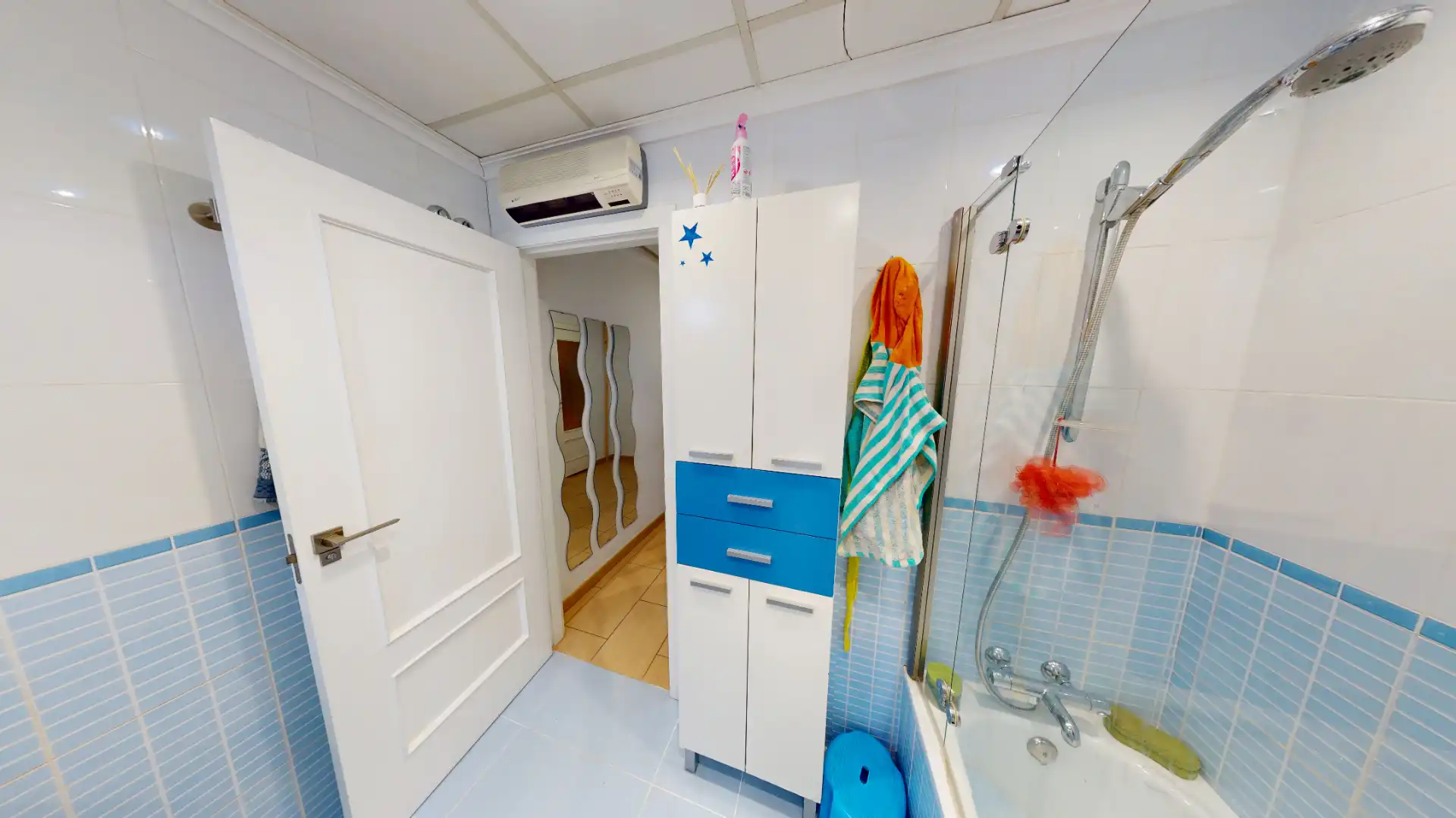 Badezimmer von Wohnung zum Verkauf in Alicante / Alacant mit Klimaanlage, Heizung und Parkett