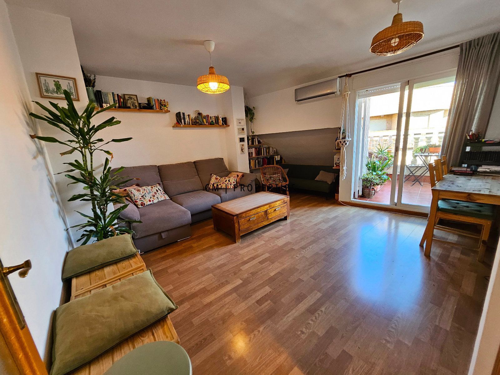 Sala d'estar de Àtic de lloguer en Paterna amb Aire condicionat, Terrassa i Moblat