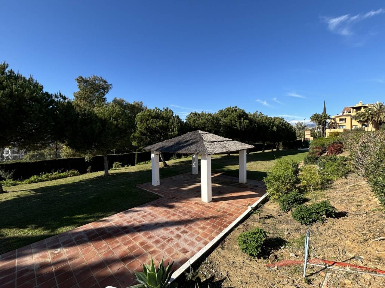 Vista exterior de Pis en venda en Estepona amb Moblat i Piscina comunitària