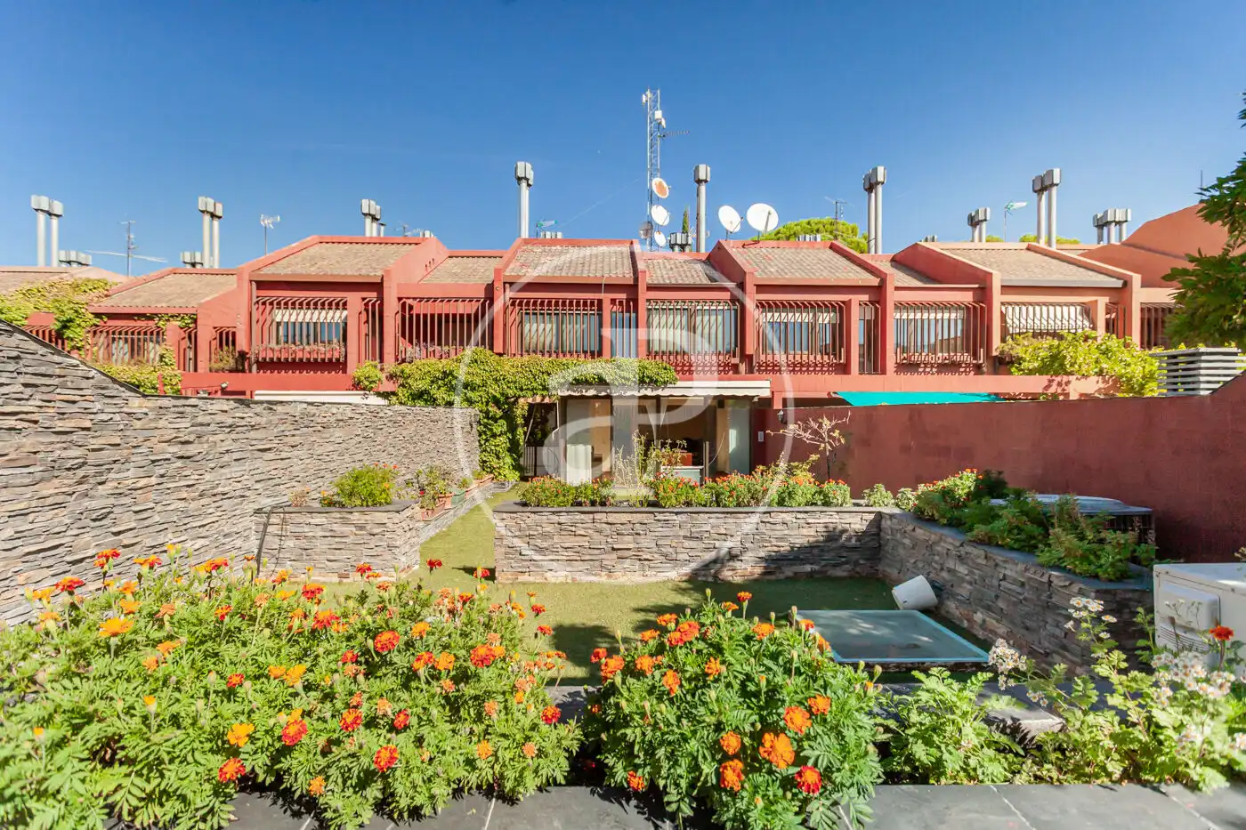 Vista exterior de Casa adosada en venda en Madrid amb Calefacció, Jardí privat i Terrassa
