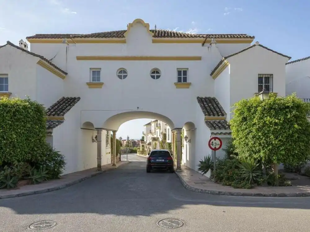 Vista exterior de Casa adosada en venda en Estepona amb Aire condicionat, Terrassa i Piscina