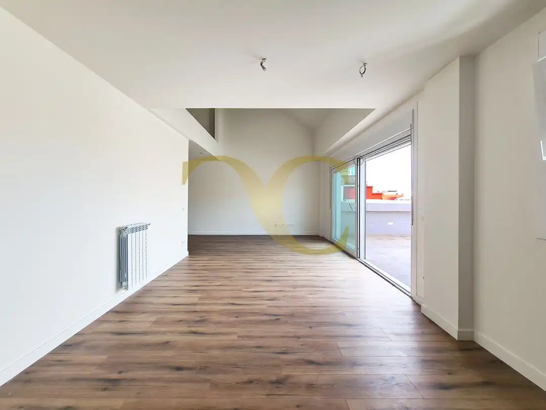 Sala d'estar de Àtic en venda en Gijón  amb Calefacció, Terrassa i Traster