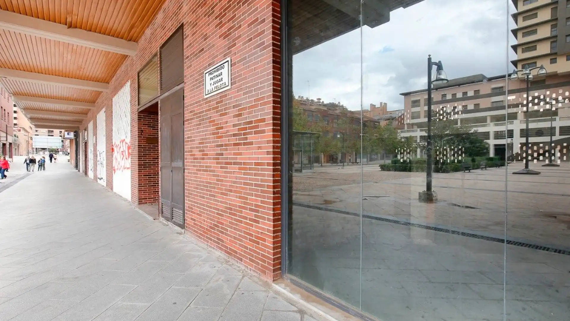 Vista exterior de Local en venta en  Granada Capital