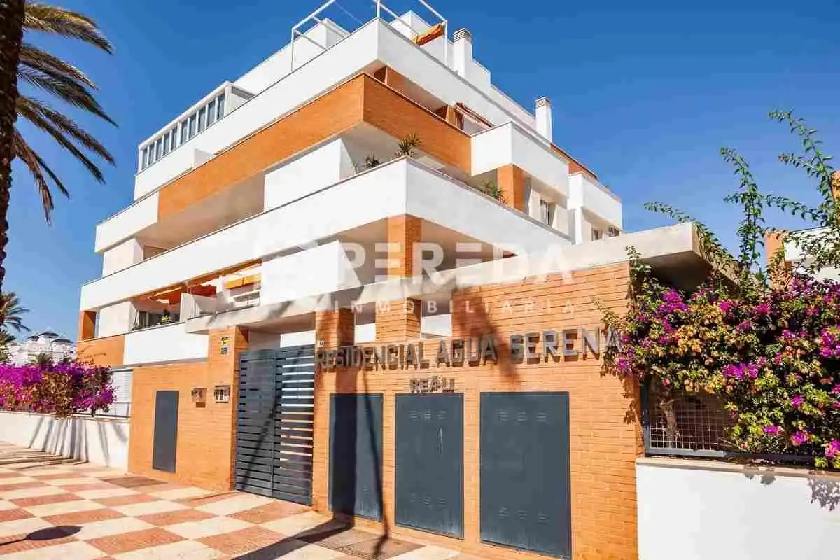 Vista exterior de Apartament en venda en Roquetas de Mar amb Aire condicionat, Jardí privat i Terrassa