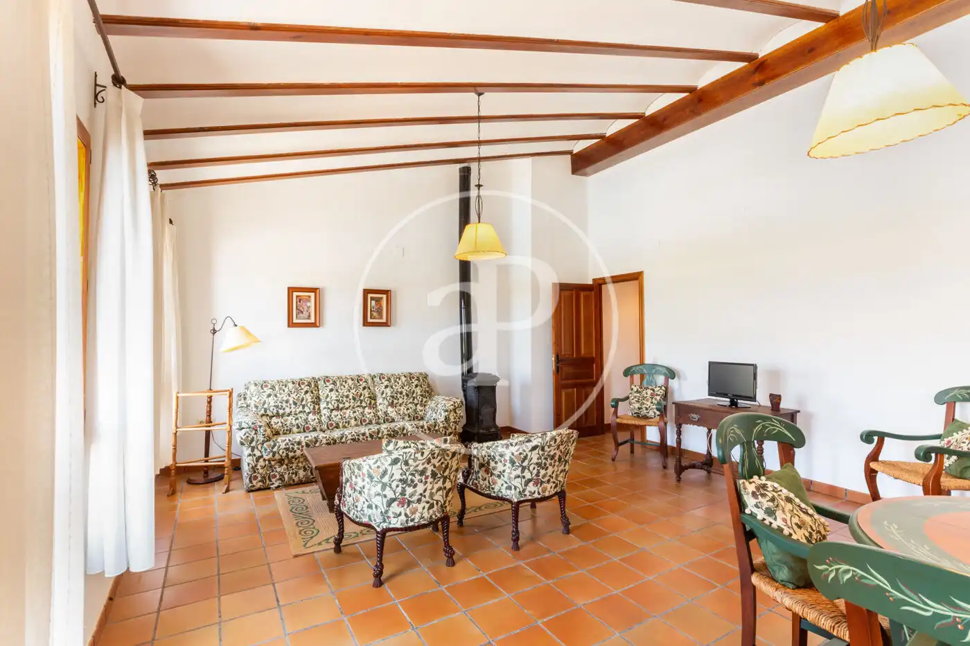 Sala d'estar de Finca rústica en venda en Requena amb Aire condicionat, Calefacció i Jardí privat