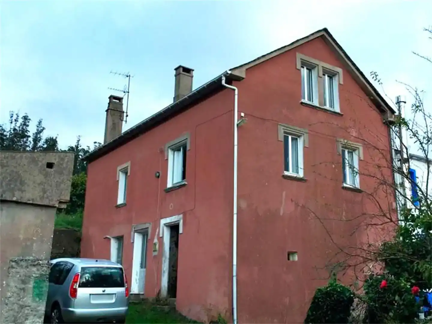 Vista exterior de Casa adosada en venda en Ortigueira amb Jardí privat, Traster i Balcó