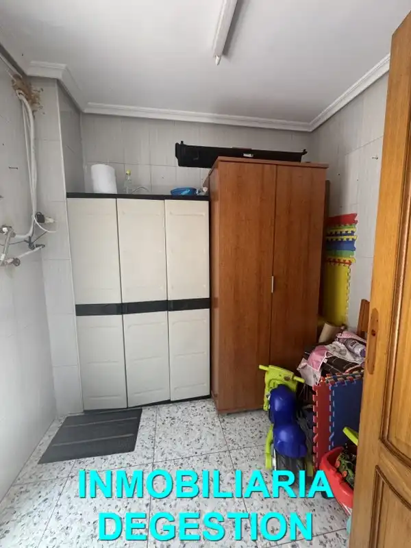 Dormitori de Casa adosada en venda en Linares amb Aire condicionat, Calefacció i Jardí privat