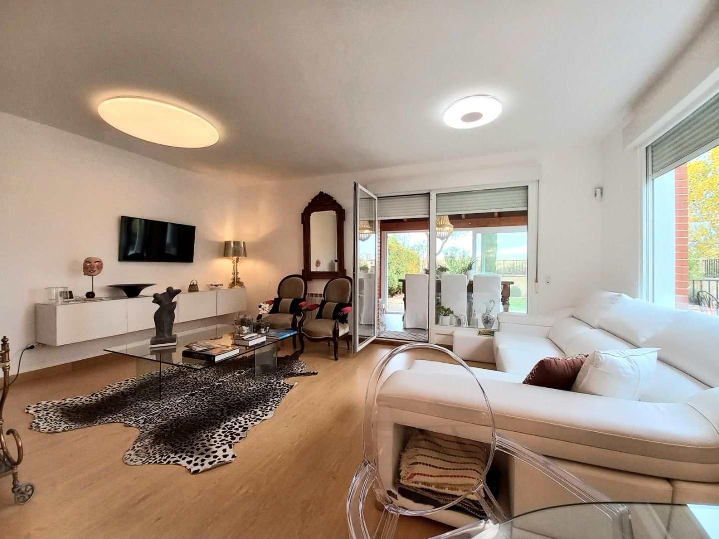 Sala d'estar de Casa adosada en venda en Revillarruz amb Calefacció i Jardí privat