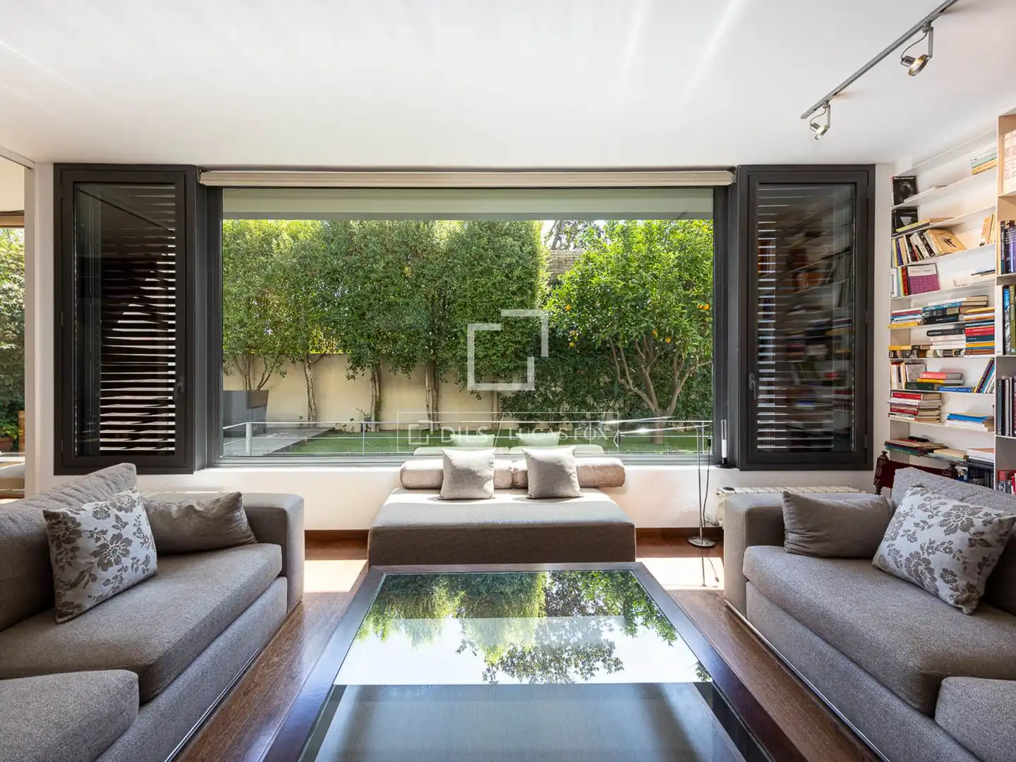 Sala d'estar de Casa o xalet en venda en Barcelona amb Aire condicionat, Calefacció i Jardí privat