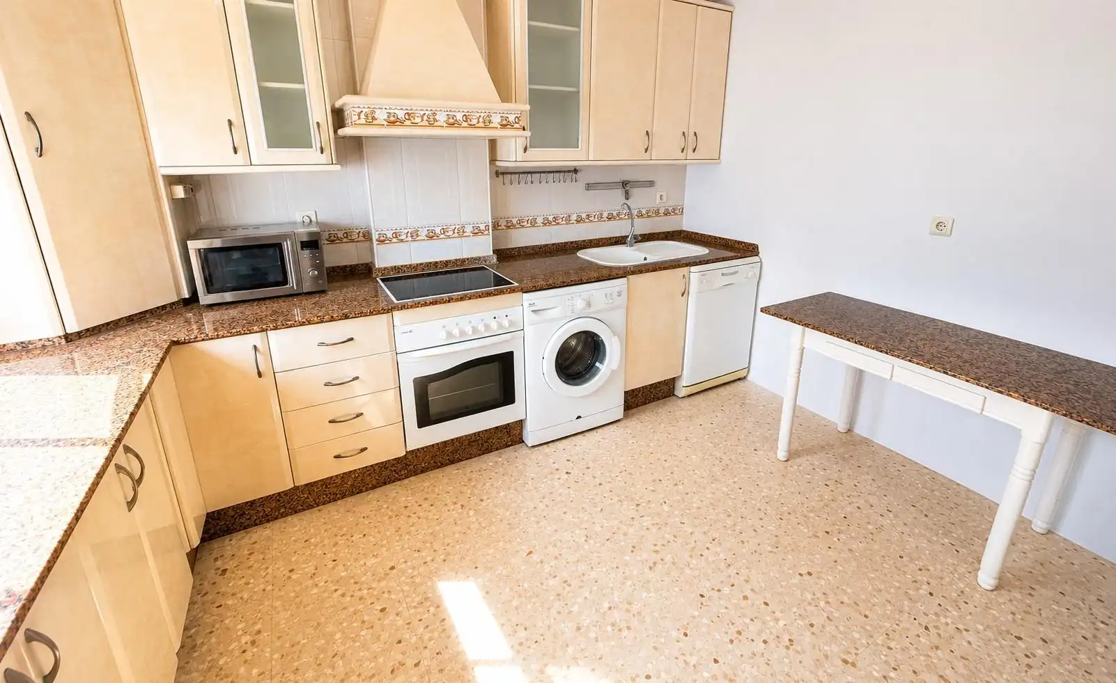 Cocina de Casa adosada en venta en Chiclana de la Frontera con Jardín privado, Terraza y Trastero