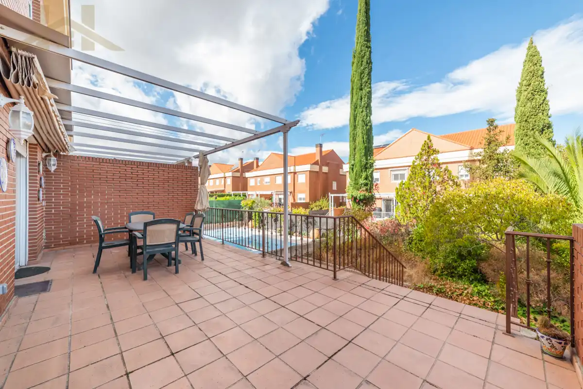 Terrassa de Casa adosada en venda en Villaviciosa de Odón amb Calefacció i Moblat