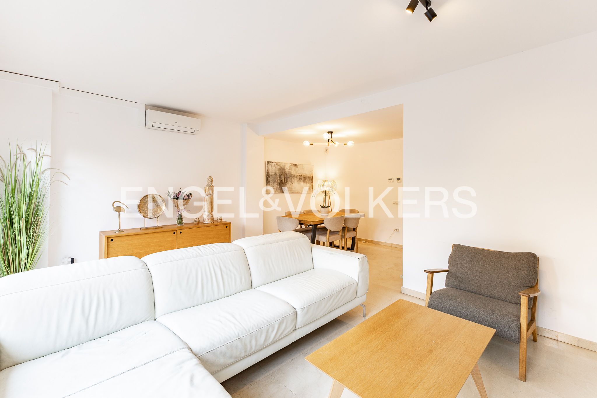 Sala d'estar de Casa o xalet en venda en Sant Cugat del Vallès amb Calefacció i Jardí privat