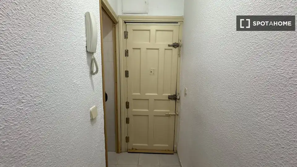 Flat for rent in Madrid  with Air Conditioner, Heating and Furnished