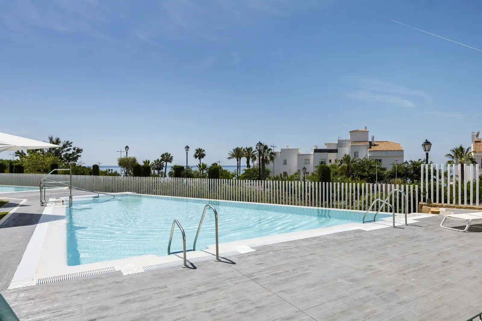 Schwimmbecken von Wohnungen zum Verkauf in Benalmádena mit Klimaanlage, Privatgarten und Terrasse