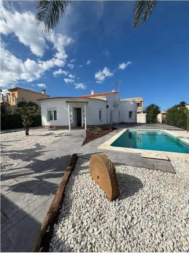 Vista exterior de Casa o xalet de lloguer en Dénia amb Aire condicionat, Calefacció i Jardí privat