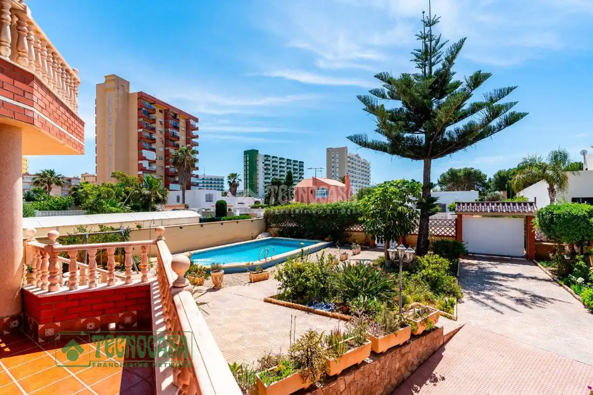 Vista exterior de Casa o xalet en venda en Roquetas de Mar amb Calefacció, Parquet i Terrassa