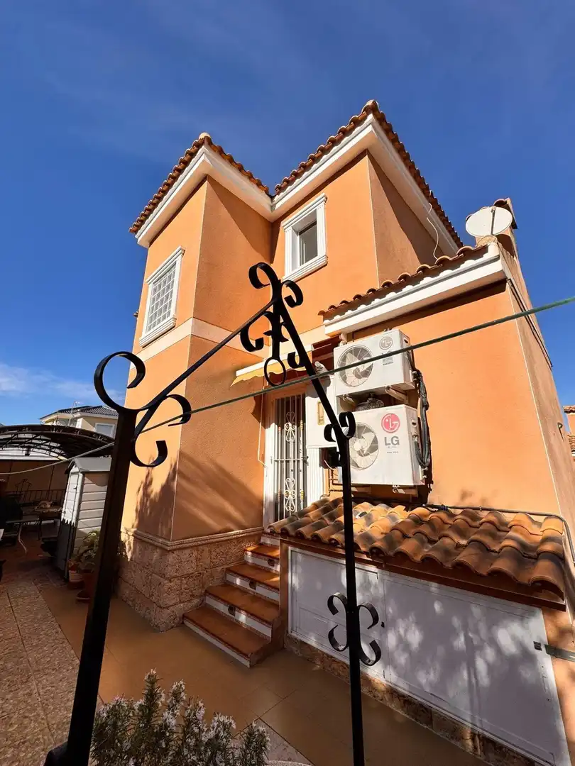 Vista exterior de Casa o xalet en venda en Cartagena amb Calefacció, Jardí privat i Piscina