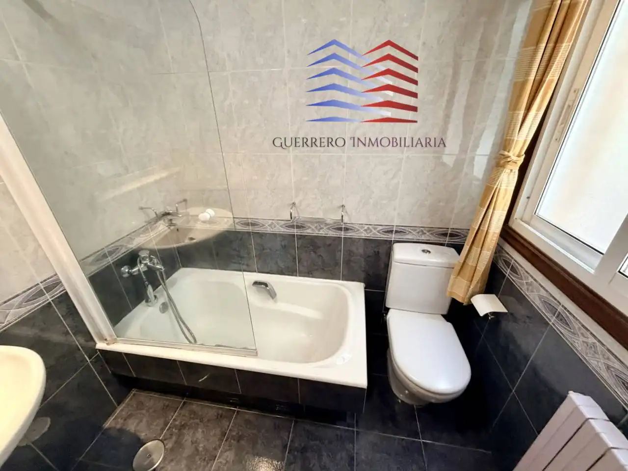 Bany de Apartament de lloguer en Ourense Capital  amb Calefacció, Parquet i Terrassa