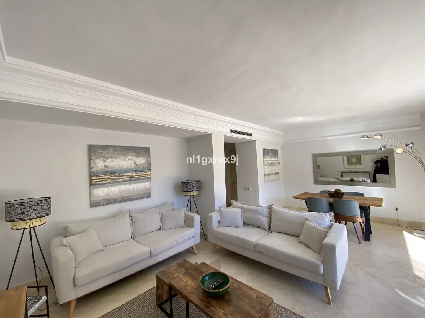 Sala de estar de Apartamento en venta en Marbella con Terraza, Amueblado y Piscina comunitaria