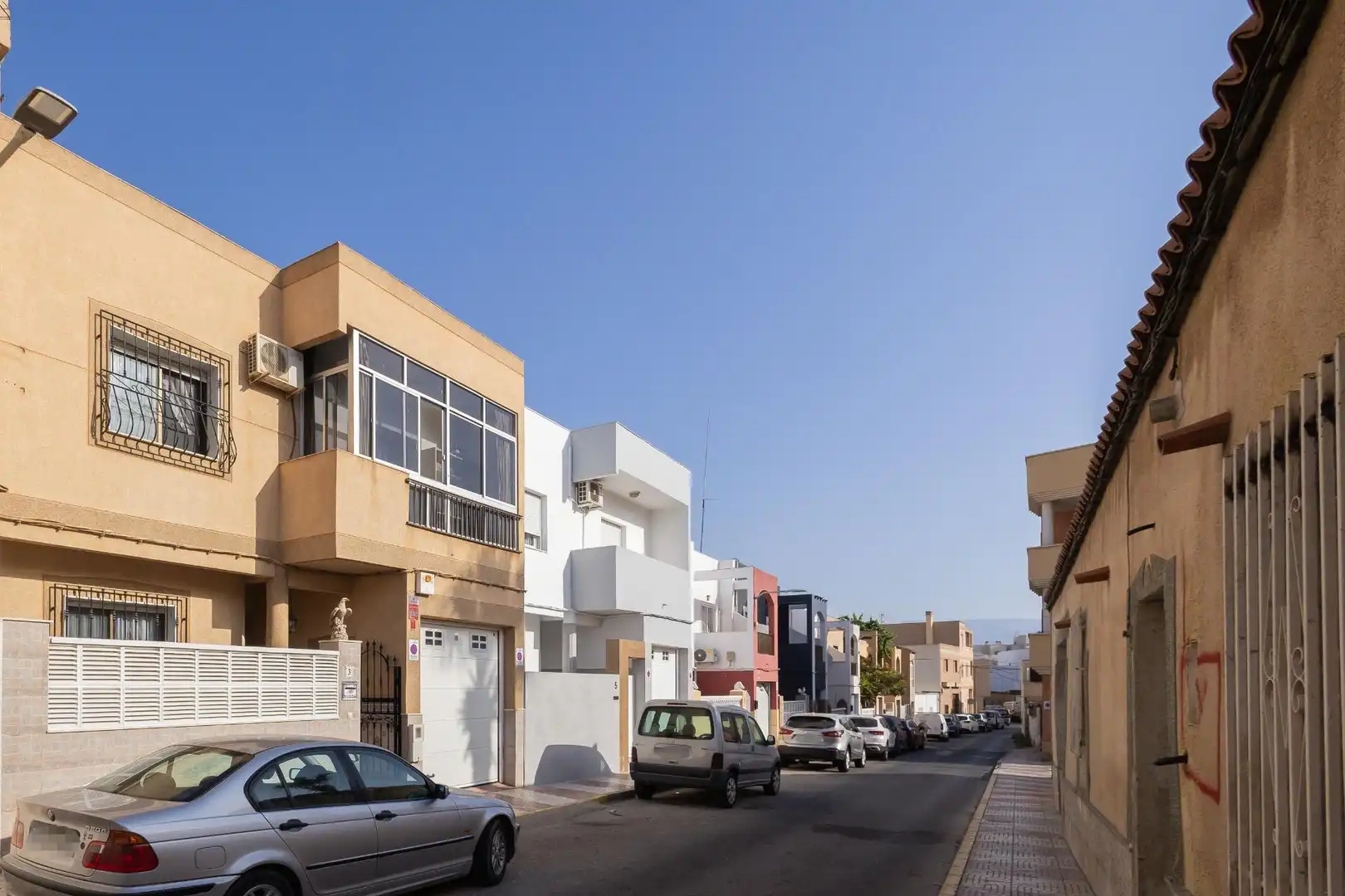 Vista exterior de Casa adosada en venda en Roquetas de Mar amb Aire condicionat, Terrassa i Balcó