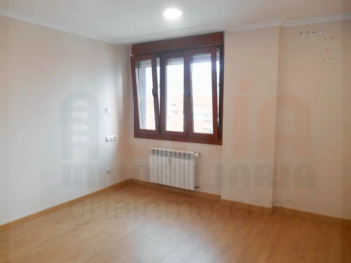 Dormitori de Pis de lloguer en Oviedo  amb Calefacció, Parquet i Forn
