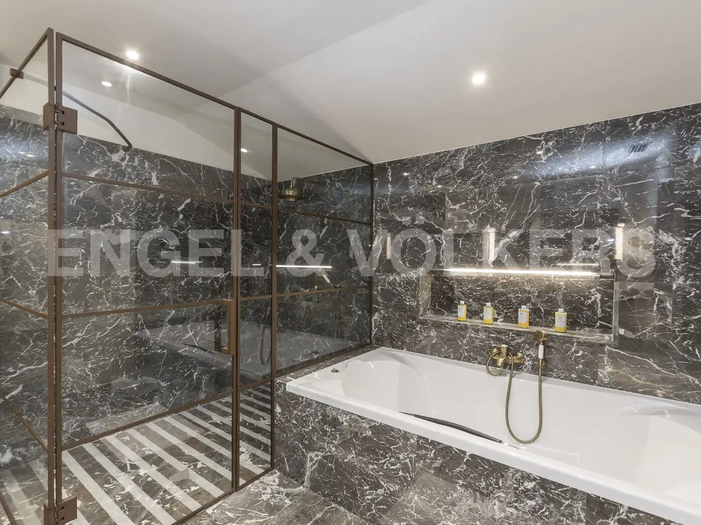 Bathroom of Houses for sale in Castelldefels  with Air Conditioner, Heating and Private garden