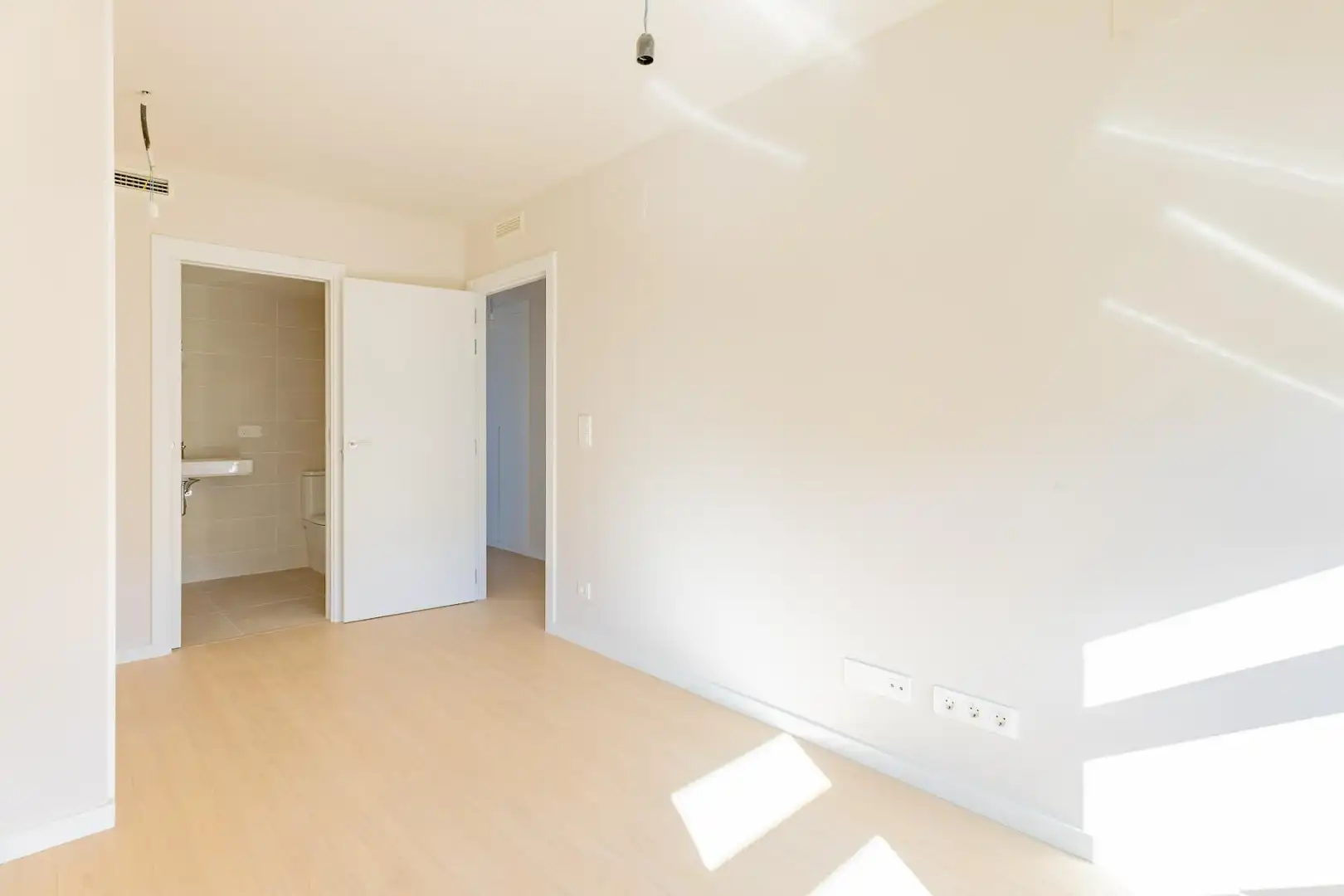 Schlafzimmer von Wohnung zur Miete in Valencia mit Klimaanlage, Heizung und Privatgarten