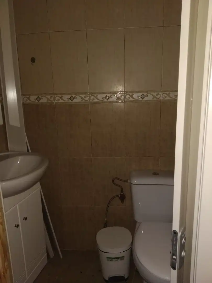 Baño de Local de alquiler en Granada con Parquet