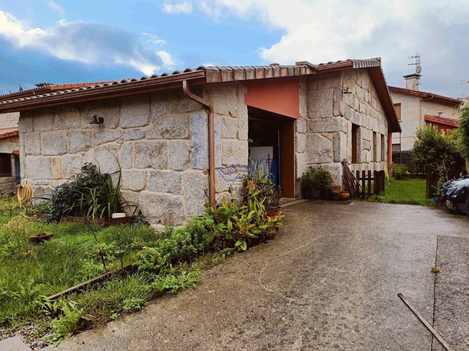 Vista exterior de Casa o xalet en venda en Ponteareas amb Calefacció, Jardí privat i Terrassa