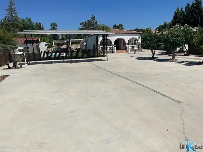 Aparcament de Casa o xalet en venda en Linares amb Jardí privat, Piscina i Moblat